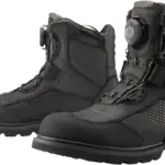 Stivali Stormhawk Tomaia in pelle premium con finitura idrorepellente. Membrane impermeabili e traspiranti eVent aiutano a mantenere i piedi asciutti Suole in gomma altamente tassellate, antiscivolo e resistenti all’olio, per prestazioni motociclistiche al top Sottopiedi in poliuretano a celle aperte per ammortizzare il piede BOA