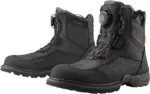 Stivali Stormhawk Tomaia in pelle premium con finitura idrorepellente. Membrane impermeabili e traspiranti eVent aiutano a mantenere i piedi asciutti Suole in gomma altamente tassellate, antiscivolo e resistenti all’olio, per prestazioni motociclistiche al top Sottopiedi in poliuretano a celle aperte per ammortizzare il piede BOA